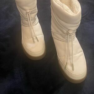Puma Women's Cream Winter Boots